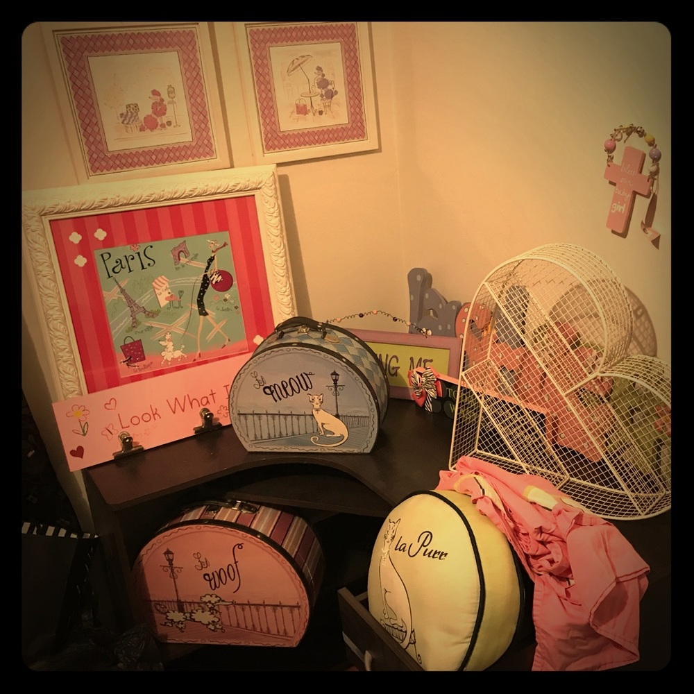 Paris themed bedroom set a lot of items not shown